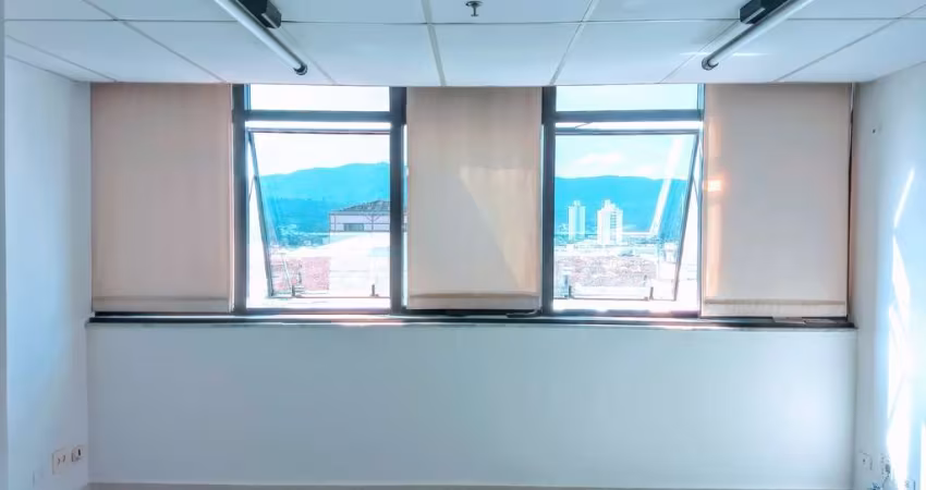Sala Comercial de Alto Padrão no Centro de Mogi das Cruzes-SP: 1 sala, 2 banheiros, 1 vaga de garagem, 37m² de área. Por R$: 3.200,00 mensais.