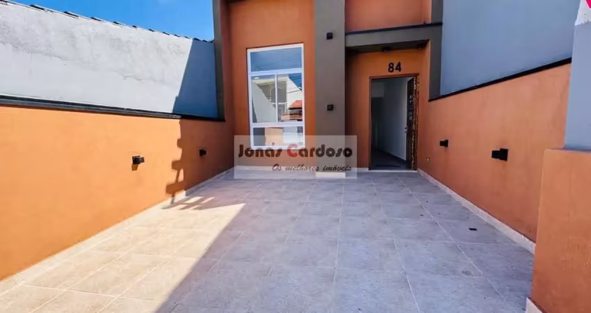 Casa assobrada no Condomínio Rubi com 3 Quartos sendo 2 Suítes, cozinha planejada, sala ampla. Mogi das Cruzes-SP. Por R$: 815 mil.