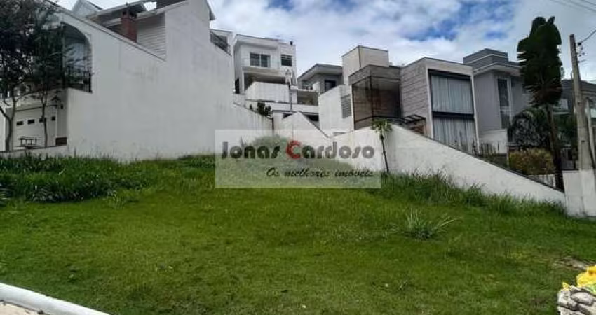 Terreno de esquina no Condomínio Mosaico da Serra à venda em Mogi das Cruzes-SP - 302m² de Área. Por R$: 390 mil