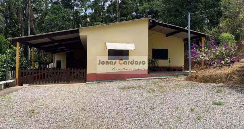 Chácara à venda em Taiaçupeba, Mogi das Cruzes-SP: 2 quartos, 1 sala, 1 banheiro. Por 490 Mil.