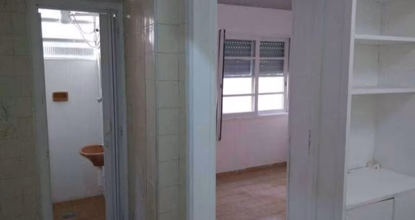 'Kitnet em edifício de frente para a praia, Embaré, Santos'