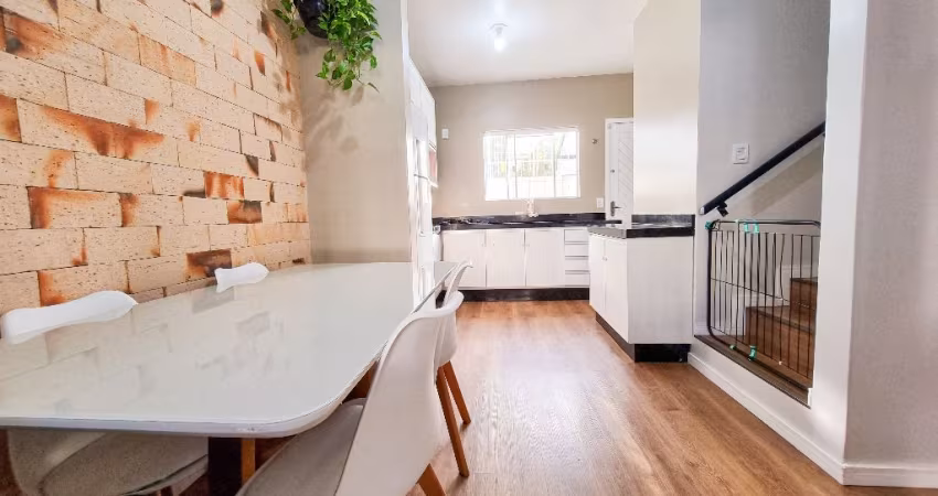 Excelente sobrado geminado com 3 quartos à venda no bairro São Marcos em Joinville - SC por R$ 395.000,00.