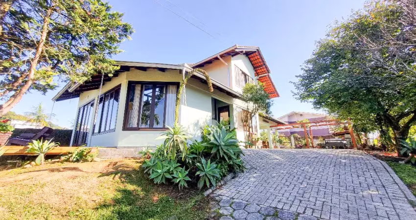 Excelente casa com 3 quartos (1 suíte) à venda no bairro glória em joinville - sc por r$ 1.275.000,00.