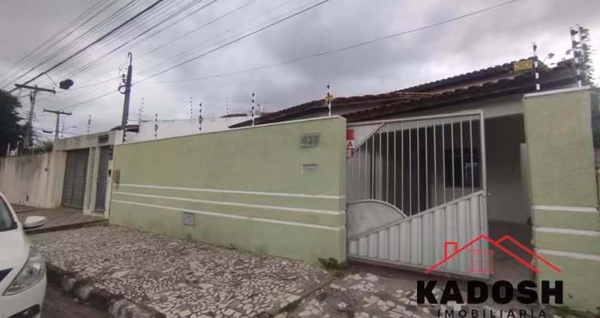 Casa para locação em Feira de Santana-BA, bairro Mangabeira: 3 quartos, 1 suíte, 1 sala, 2 banheiros, 2 vagas, 200m²!