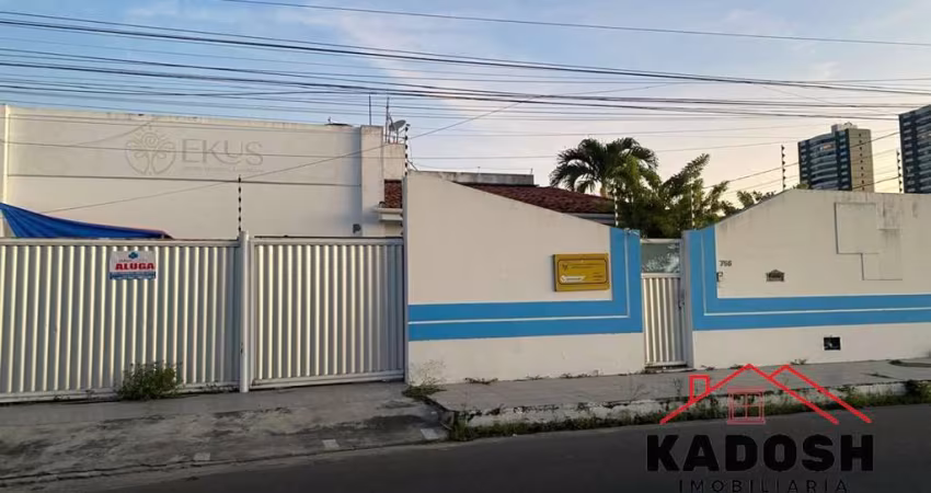 Casa comercial para locação em Feira de Santana-BA, no bairro Santa Mônica: 9 quartos, 4 suítes, 1 sala, 2 banheiros, 400m² de área.