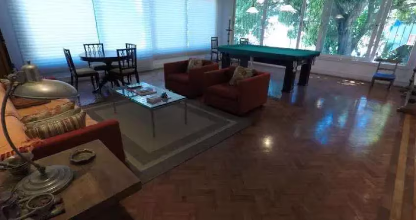 Casa de 740 m² no Cosme Velho com 4 quartos