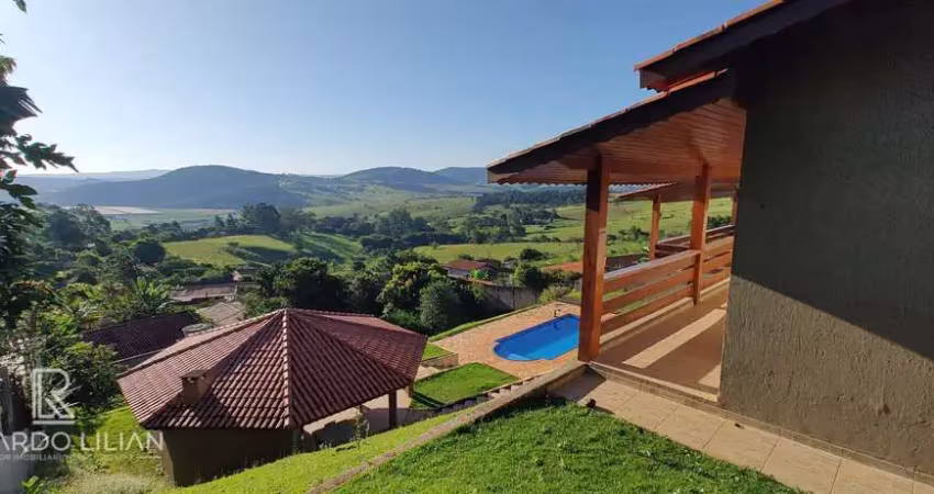 'Espetacular Casa em Condomínio Fechado: 4 Suítes, Área Gourmet, Piscina e Vista Inigualável!'