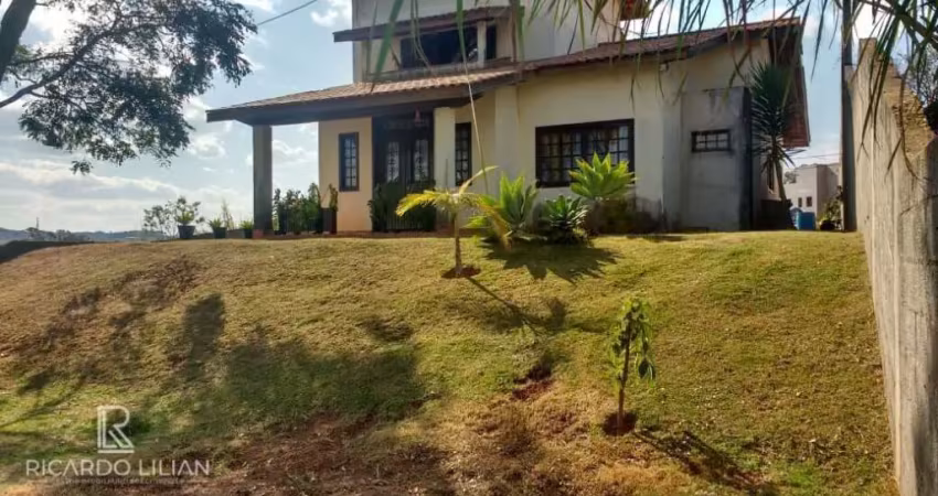 'Espaçoso Sobrado de 3 Dormitórios com Piscina e Pomar em Belvedere, Atibaia: Uma Oportunidade Imperdível!'