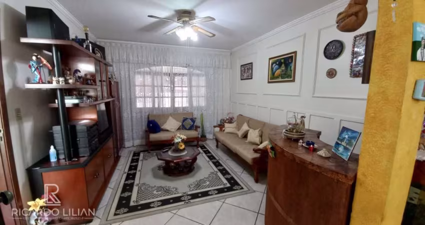 Maravilhosa casa térrea com dois dormitórios sendo uma suíte e duas vagas cobertas