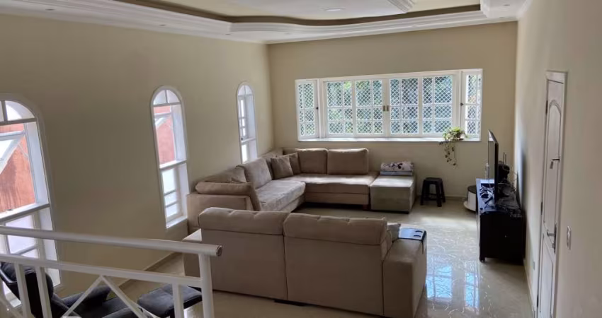 'Espetacular Sobrado de Luxo em Condomínio Exclusivo: Tranquilidade e Sofisticação nos Alpes da Cantareira!'