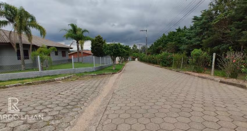 'Terreno dos seus sonhos: 867m² de pura beleza natural em condomínio de chácaras com infraestrutura completa!'