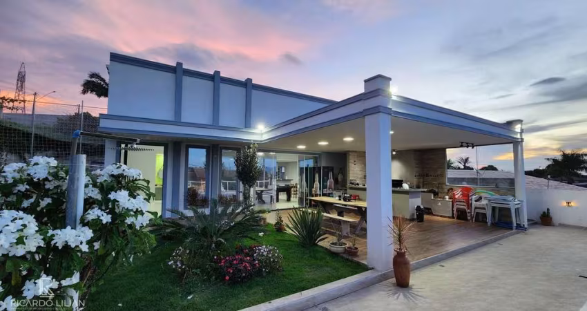 Casa de alto padrão com 4 suítes em conjunto residencial com controle de acesso