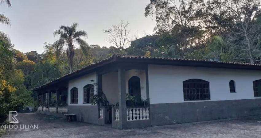 Chácara com 7.000m² de terreno e 404m² de area construida na cidade de Arujá - A VENDA!!!