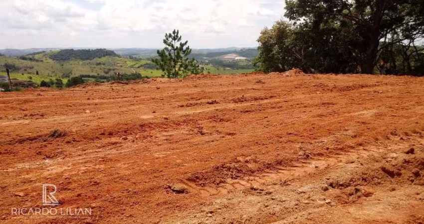 Terreno com 1000m² dentro de conjunto residencial, pronto para construção com 2 Platos..
