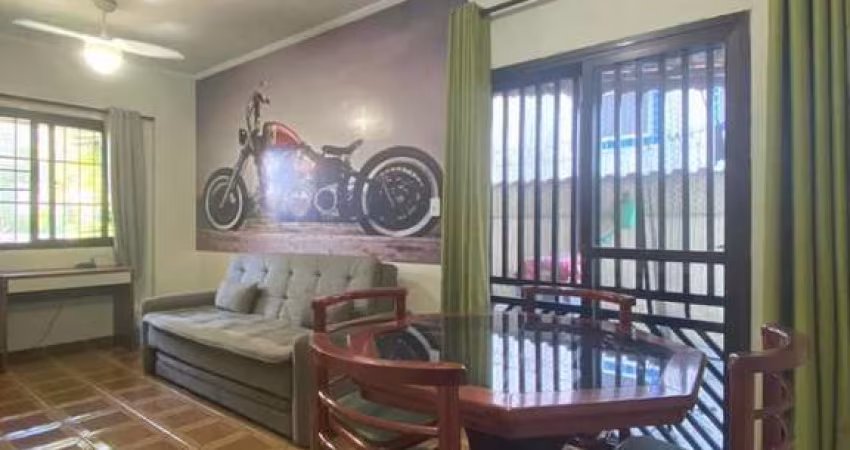 Apartamento Garden com quintal privativo localizado a 350 metros da praia do Caiçara.