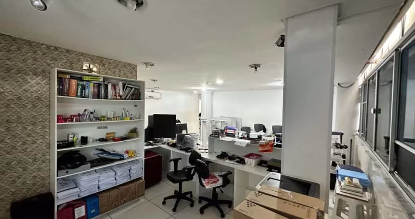 Sala - 180 m² - Banheiro