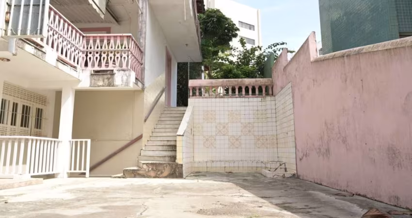 Imóvel na Pituba: casa à venda em Salvador-BA com 8 quartos, 3 suítes, 2 salas, 5 banheiros, 3 vagas e 670m² de área.