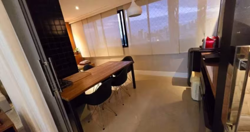 4 Quartos - 1 Suíte - 111 m² - Varanda - Mobiliado - Quarto de Serviço - 2 Vagas de Garagem Soltas