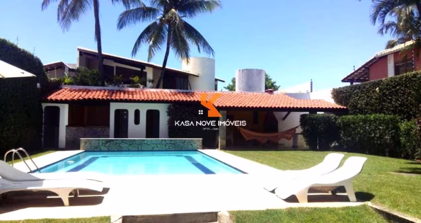4 Quartos - 2 Suítes - 417 m² de Terreno - 306 m² de Área Construída - Varanda - Piscina - 2 Quartos de Serviço - 3 Vagas de Garagem