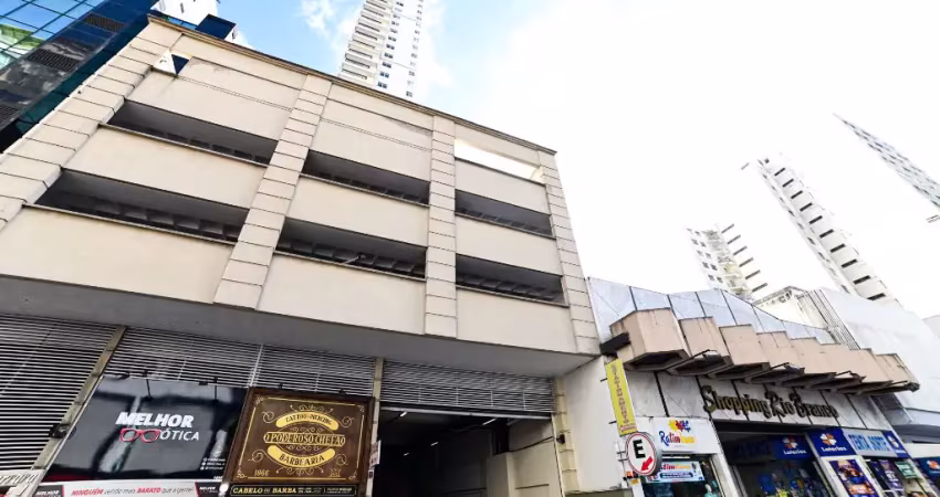 Apartamento com 1 dormitório e 1 vaga para alugar no centro.