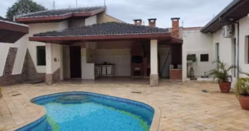 Alugo linda casa térrea
