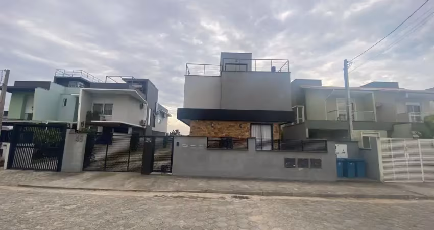 Condomínio fechado com pátio privativo 175 mt rua sem saída.