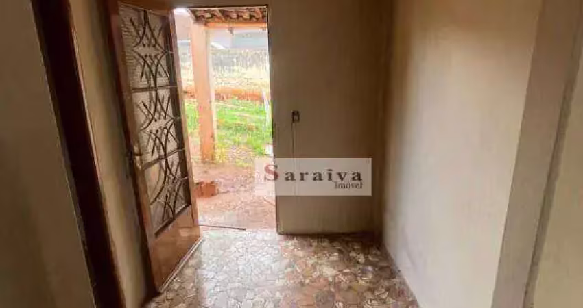 Casa com 3 dormitórios para alugar, 79 m² por R$ 750/mês - Centro - Itapuí/SP
