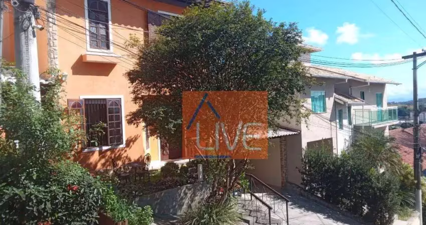 Live vende: casa em condomínio com 3 quartos, sendo 1 suíte e 4 vagas, 300 m² por r$ 720.000 - centro - são gonçalo/rj