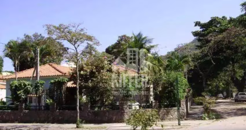 Casa com 5 quartos e amplo terreno a poucos passos da praia – itacoatiara, niterói