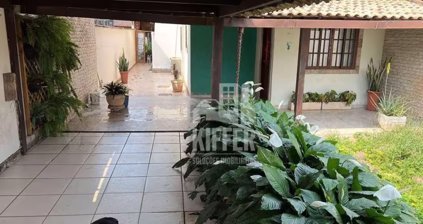 Casa linear com 3 quartos e área gourmet na praia de itaipuaçu – terreno amplo, 2 vagas – r$ 495.000,00