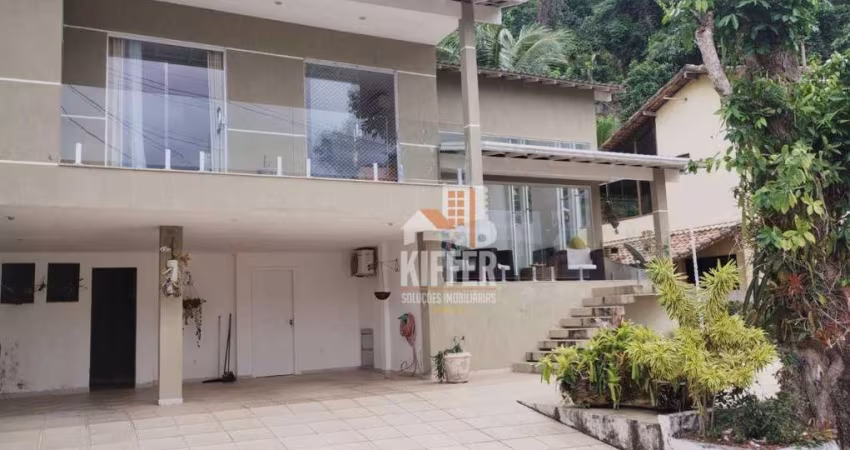 Casa  à Venda em Condomínio Fechado no Recanto Itaipuacu ( Maricá)  247 m², 3 quartos, 2 Suítes, Suíte Master, Área Gourmet, Quintal e 4 Vagas de Gara