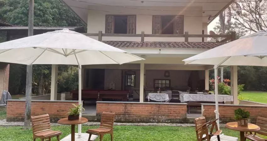 Sítio em silva jardim com 16.000m² plano e estrutura completa a poucos metros da rodovia – ideal para moradia, eventos ou pousada