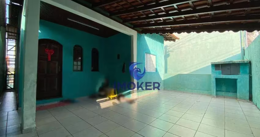 Casa comercial/residencial próxima ao centro de poá; 3 dormitórios; quintal; 2 vagas de garagem; frente para a descida do viaduto.