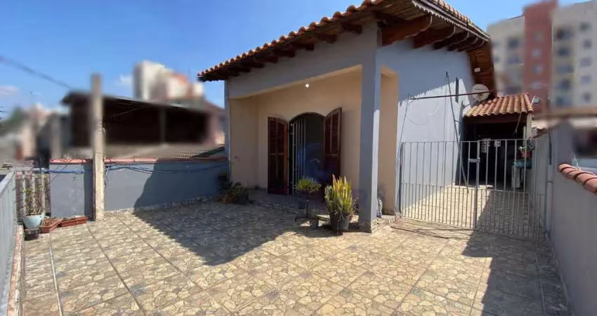 Sobrado próximo ao centro de suzano/sp; 3 dormitórios (1 com varanda); 2 banheiros; quintal; 2 vagas cobertas.