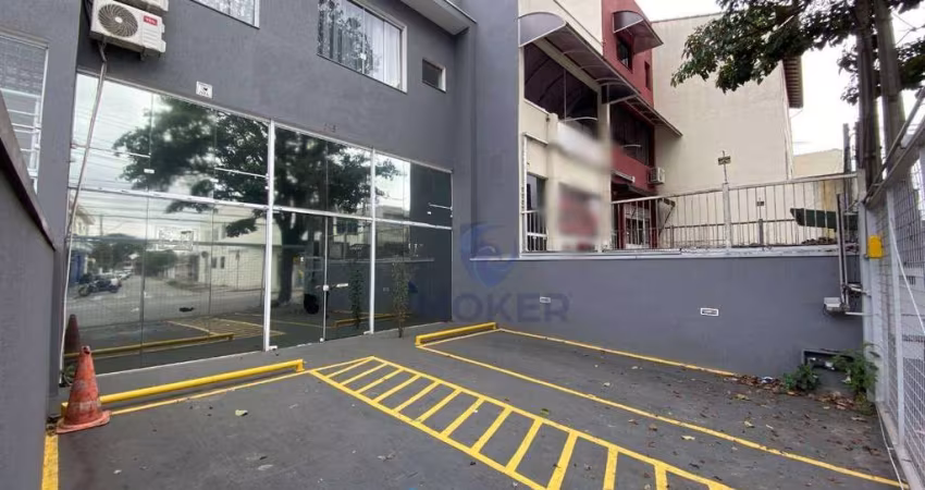 Salão comercial térreo; próximo ao Centro de Suzano/SP; 250 m²; 2 vagas; 3 salas; 3 banheiros; copa; área de serviço.