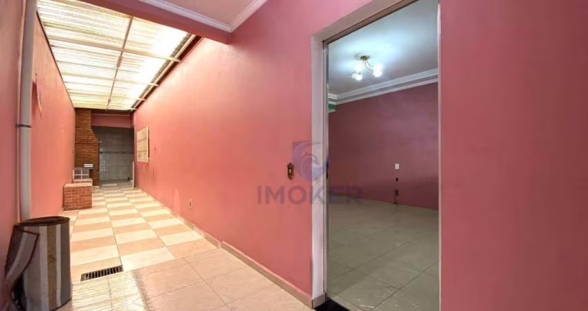Sobrado próximo ao Centro de Suzano/SP; 3 suítes; 3 vagas cobertas; churrasqueira; quintal.