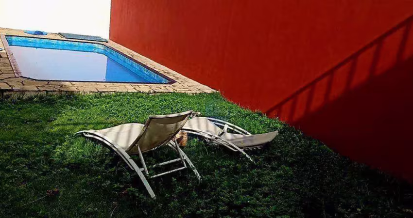 Casa com piscina centro de poá/sp; 2 quartos; 2 banheiros; 2 vagas; quintal