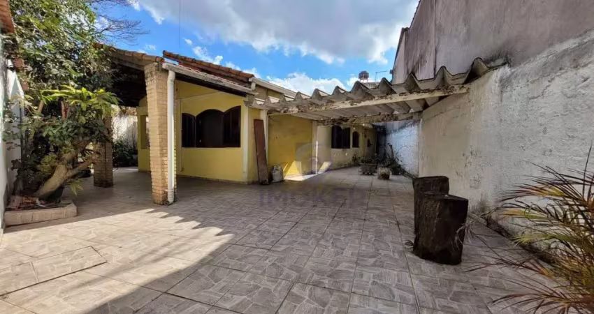 Casa térrea no centro de ferraz de vasconcelos/sp; 2 quartos; 4 vagas; amplo quintal.