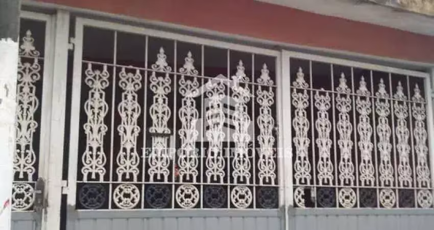 Sobrado  com três casas no mesmo quintal, com perfil de para investidor