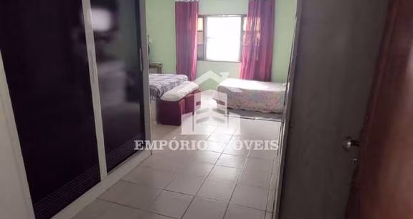 aluga se um sobrado com duas casas com dois dorms  e garagem p/ dois carros