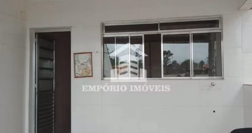 aluga - se  casa  com três comodos  por  C$1.000,00