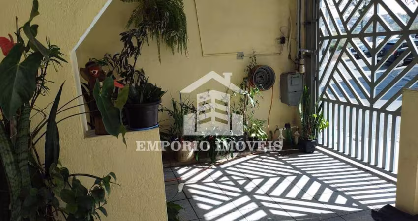 Casa com três dormitórios sendo um suite e vaga de garagem o/ 2 carros