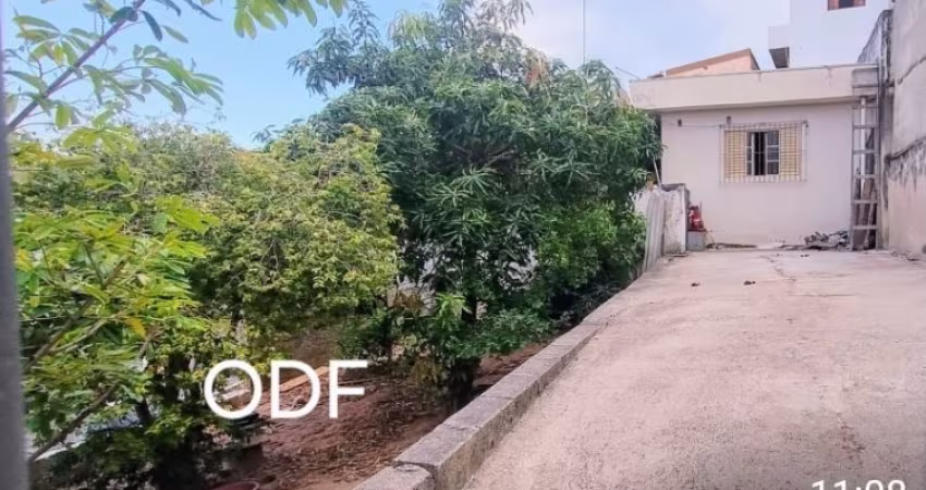 Ótima casa, AT 244, AC  107, 2 dorm, 3 Vgs de garagem, laje, quintal com pés de frutas.