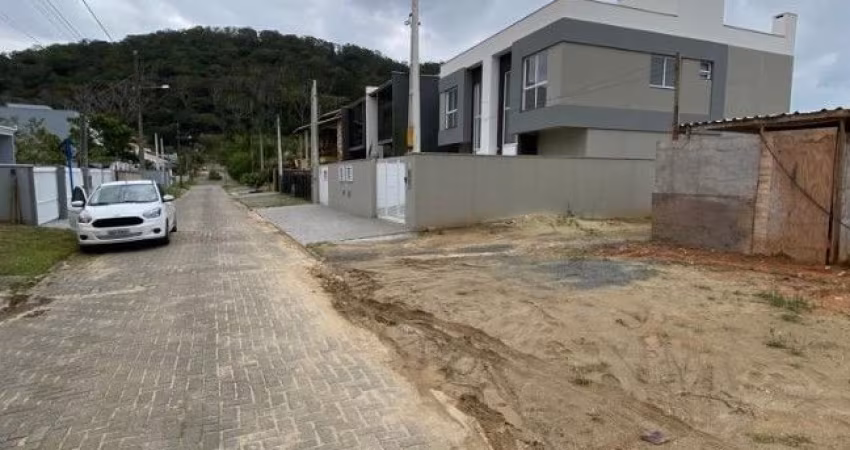 Terreno à 300 m da praia!