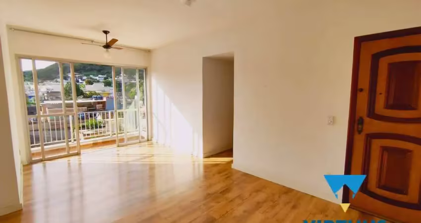 Pechincha - apartamento 2 quartos, varanda e dependência.