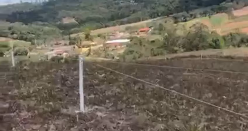He terrenos planos, parcelas mensais, excelente localização!
