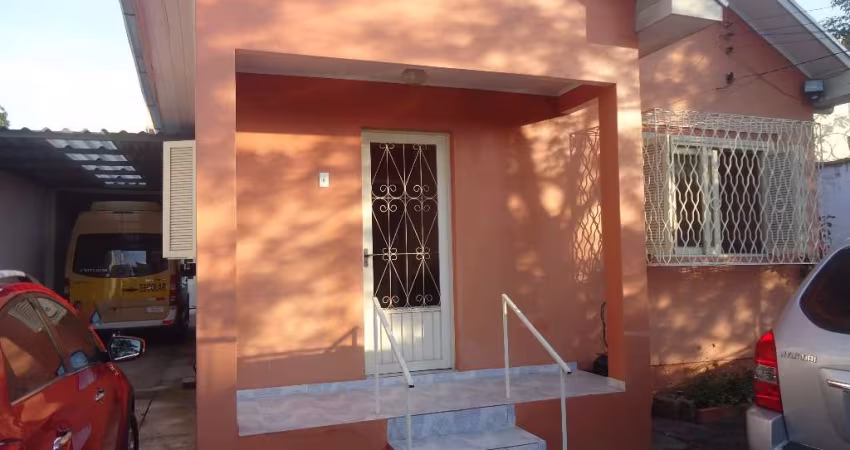 Casa térrea 2 dormitórios, nos fundos do terreno, living, cozinha, área de serviço separada, banheiro social, banheiro auxiliar, 01 vaga fechada, com 100m² de área privativa.&lt;BR&gt;Casa térrea 3 do