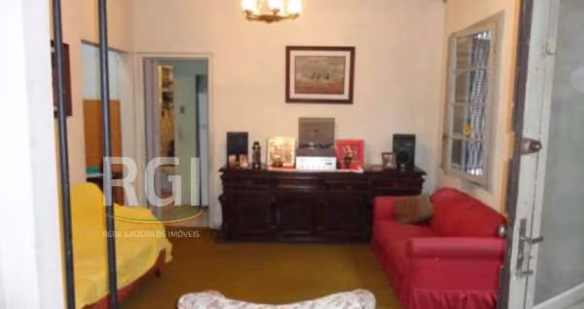CASA, 03 DORMITÓRIOS, BAIRRO SÃO JOÃO EM PORTO ALEGRE.&lt;BR&gt;Ótima casa no coração do bairro São João em uma rua tranquila, próximo aav. Benjamin Constant, Composta em 3 amplos dormitórios, 200 m² 