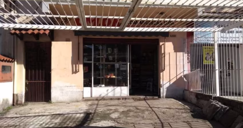 Casa de 4 (quatro) dormitórios, mista, com ponto comercial há mais de 15 anos no local. Tem 2 banheiros com banheira, sendo que um tem hidro, 3 salas, copa, cozinha e área de serviço com churrasqueira