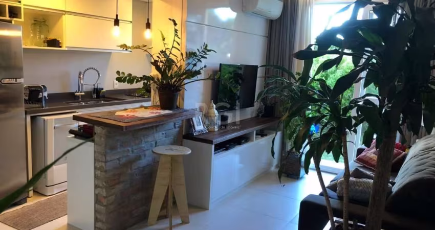 LINDO apartamento  SEMI MOBILIADO  com pátio. &lt;BR&gt;2 dormitórios (1 suíte), com mais 1 banheiro social e 1 vaga de garagem escriturada. Ele ainda possui um pátio, churrasqueira, gás central, piso